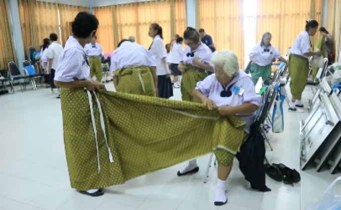 นักเรียนผู้สูงอายุ ฝึกรำมังคละออกกำลังกาย