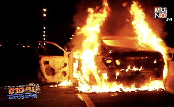 แท็กซี่หลับในชนที่กั้นถนนไฟลุกท่วม