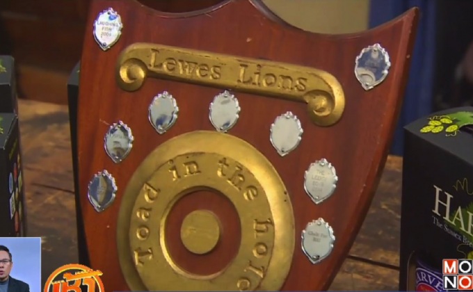 อังกฤษแข่งขันเกมโบราณ “โทด อิน เดอะ โฮล์”