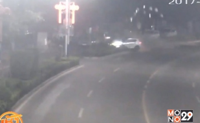 หนุ่มจีนคุยมือถือทะเลาะภรรยาจนเกิดอุบัติเหตุ