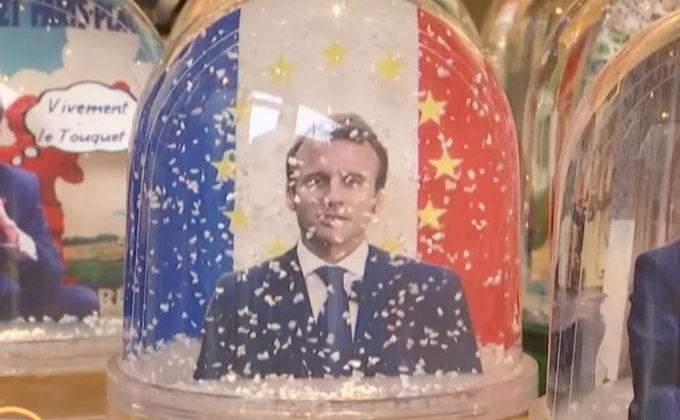 “สโนว์โกลบ มาครง” ขายดีรับคริสต์มาส