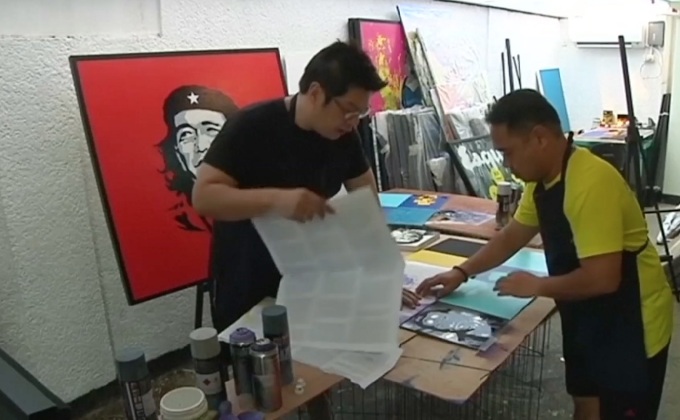 ศิลปินวาดภาพฉลอง 1 ปี “ดูเตอร์เต” รับตำแหน่ง ปธน.