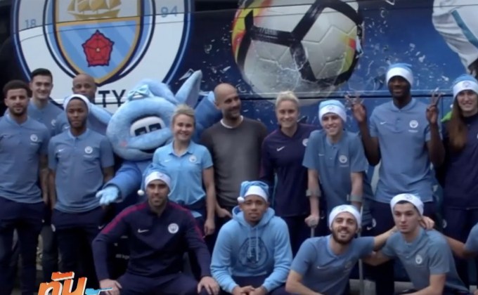 แข้งเรือใบสีฟ้าแจกของขวัญที่โรงพยาบาลเด็ก