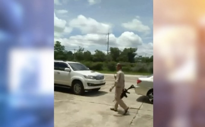 อ้างเป็นพิณทรงเหมือนปืนใช้เพื่อโชว์