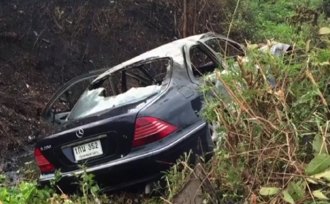 รถเบนซ์เสียหลักตกข้างทาง ไฟลุกท่วม ดับ 5 ศพ