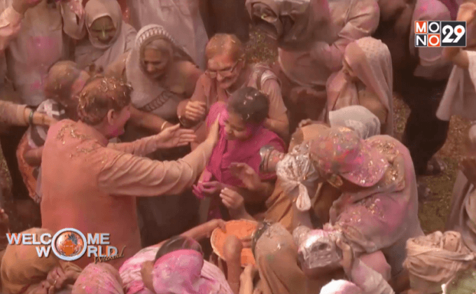 เทศกาลสาดสีในเมืองแม่ม่ายของอินเดีย