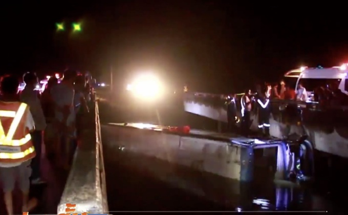 รถทัวร์ไถลลงน้ำคนขับจมน้ำเสียชีวิต