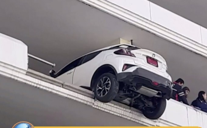 สาว’ป้ายแดง’เหยียบคันเร่งผิดหวิดตกตึก