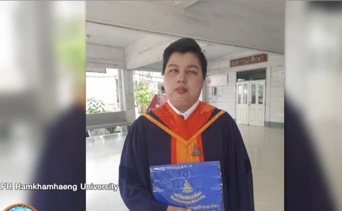 ชื่นชมบัณฑิตพิการทางสายตาใช้เวลา 14 ปี คว้าปริญญาสำเร็จ