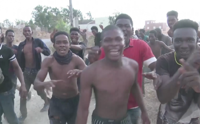 ผู้อพยพแอฟริกันนับร้อยปีนรั้วเข้าสเปนสำเร็จ