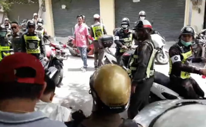 ตำรวจไล่ล่าผู้ต้องหายาเสพติด หลบหนีขณะขึ้นศาล