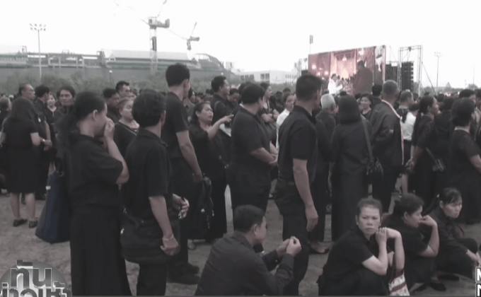 พสกนิกรฝ่าสายฝน เข้ากราบสักการะพระบรมศพเนืองแน่น