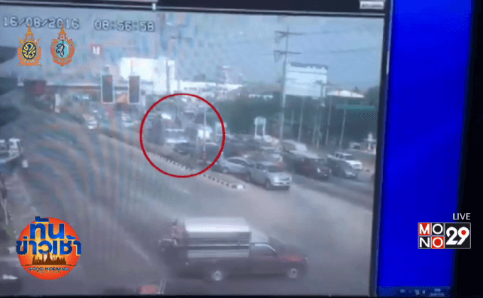 สนั่นกลางแยก! รถบรรทุกน้ำอัดลมพุ่งชนรถยนต์ 9 คัน