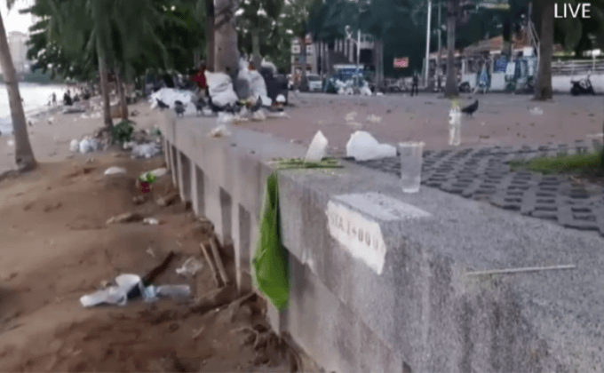 ขยะเกลื่อนหาดพัทยาหลังลอยกระทง