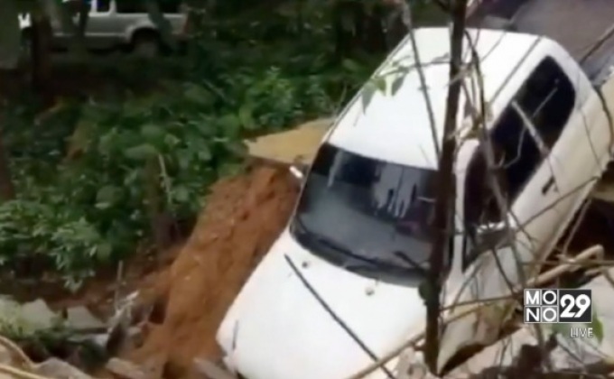 ช่วยเหลือกระบะตกถนนทรุดตัว จ.นครศรีฯ