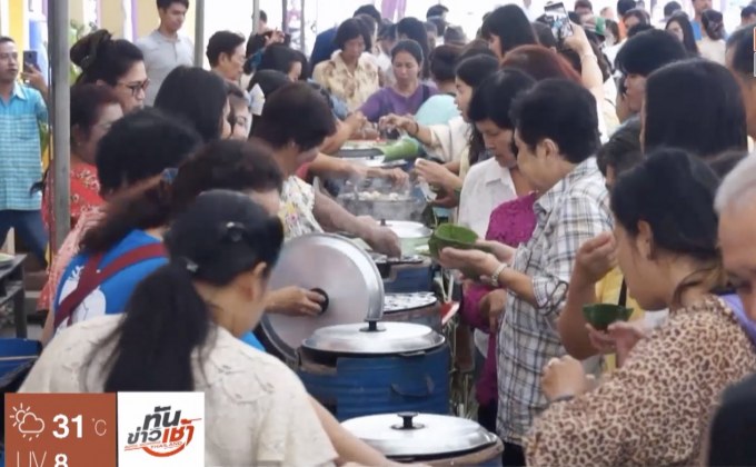 นักท่องเที่ยวคึกคัก ร่วมงานตักบาตรขนมครก