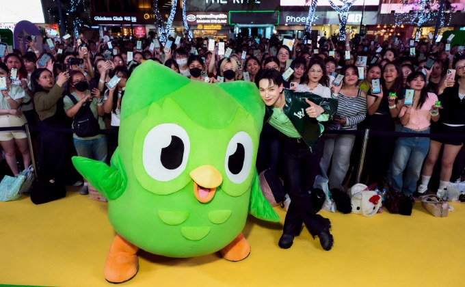 มุ่งมั่น มากความสามารถ ภาษาแน่น “ต้าห์อู๋” แท็กทีม Duo ปลุกไฟใจกลางสยามสแควร์ สร้างแพชันการเรียนภาษา