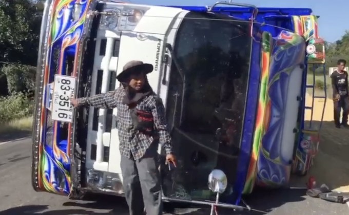 6 ล้อบรรทุกข้าวเปลือกเสียหลักพลิกคว่ำ จ.สุรินทร์