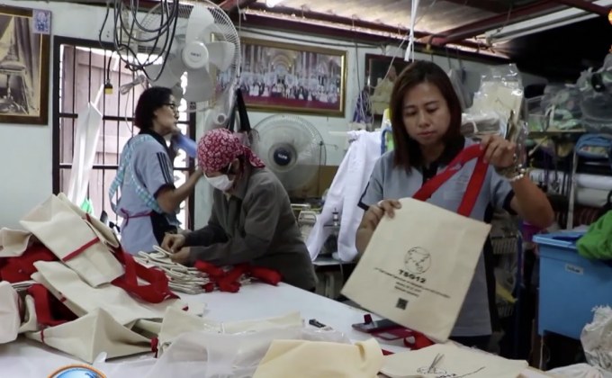 กลุ่มชาวบ้านพิษณุโลกเร่งผลิตถุงผ้ารับออร์เดอร์เพิ่ม