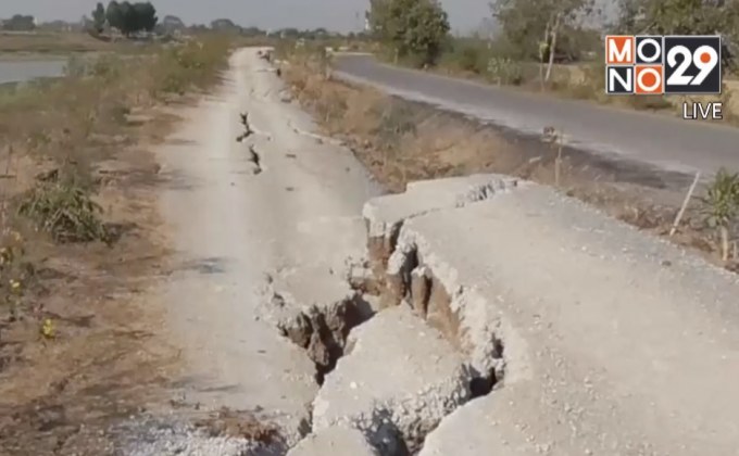 ถนนรอบบึงเบิกไพร จ.อ่างทอง ทรุดตัวลึก 2 เมตร