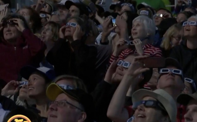 ผู้คนนับล้านรอชมสุริยุปราคาในสหรัฐฯ