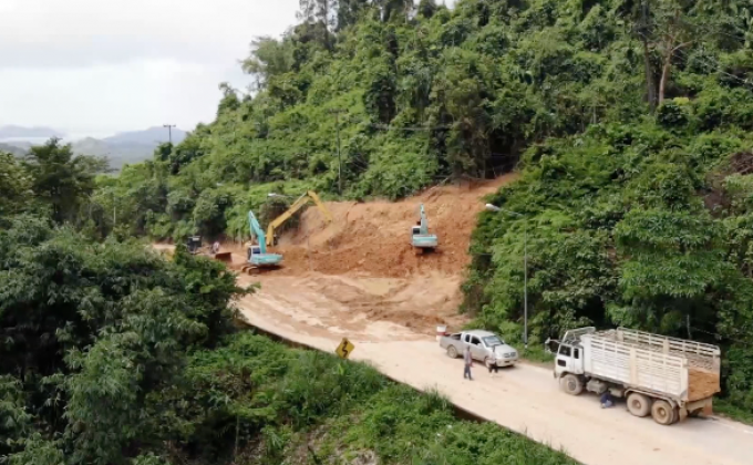 ดินจากภูเขาปิดเส้นทาง ถ.เพชรเกษม จ.ระนอง