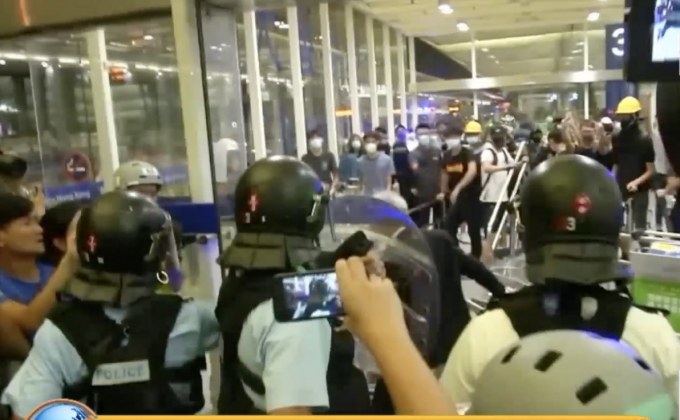 ตำรวจฮ่องกง บุกสนามบินสลายการชุมนุม