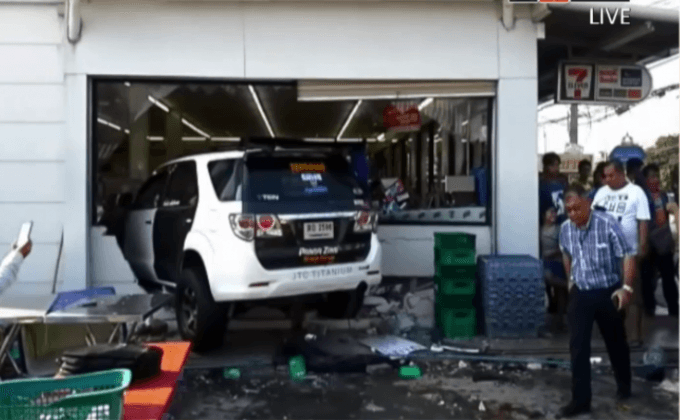 รถยนต์พุ่งชนทะลุร้านสะดวกซื้อ บาดเจ็บ 1 คน