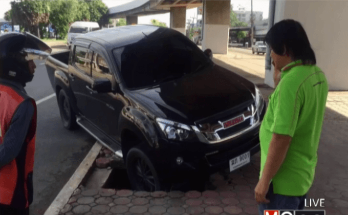 อุบัติเหตุรถกระบะถูกเบียดเสียหลักล้อตกท่อ