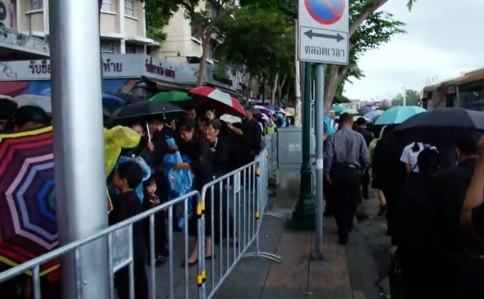 ประชาชนเข้าสักการะพระบรมศพ ล้นสนามหลวง