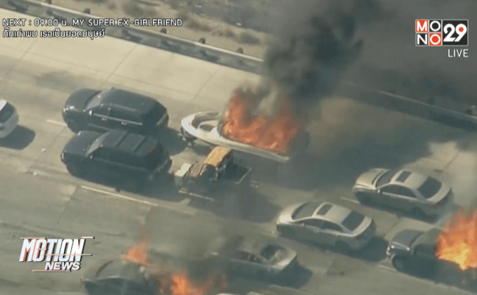 ไฟป่าเคลื่อนผ่านถนนในสหรัฐฯ