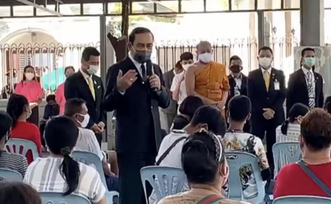 นายกฯ ตรวจเยี่ยมศูนย์ช่วยเหลือประชาชน