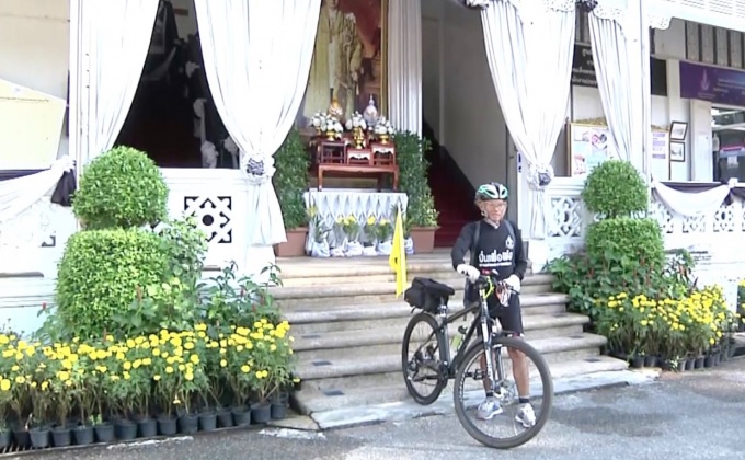 อดีตนายตำรวจปั่นจักรยาน 869 กม.เพื่อร่วมงานพระราชพิธี