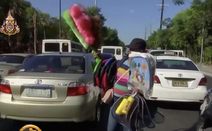 สารพัดสินค้าเร่ขายกลางสี่แยกในฟิลิปปินส์