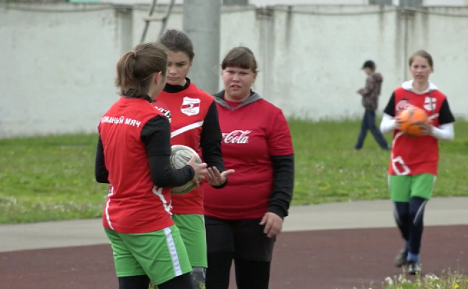 เด็กเก็บบอลหญิงพร้อมทำหน้าที่นัดเปิดสนามฟุตบอลโลก