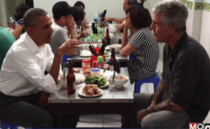 ปธน.สหรัฐฯรับประทานอาหารท้องถิ่นเวียดนาม