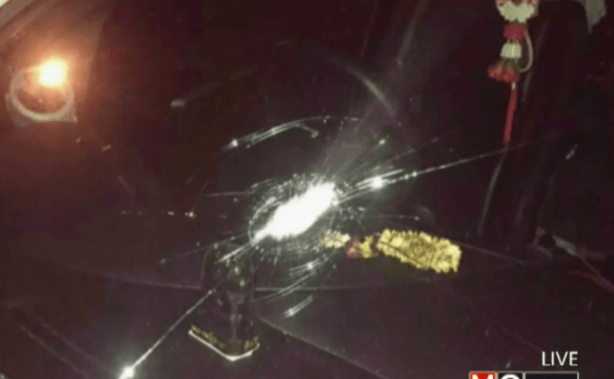 วัยรุ่นขี่ จยย.ปาหินใส่รถนักศึกษาสาวที่อยุธยา