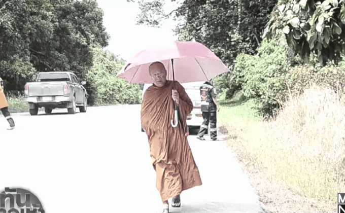 หลวงพ่อเดินเท้าจากพังงา มุ่งหน้าสักการะพระบรมศพ