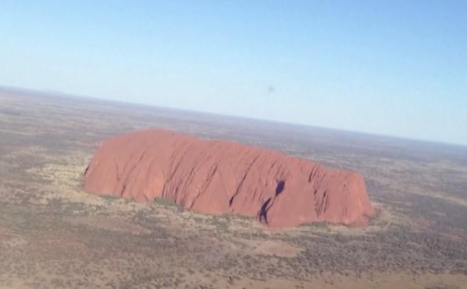 ออสเตรเลียห้ามปีนโขดหินอุลูรูถาวร