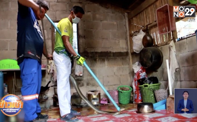 งูจงอางเลื้อยเข้าบ้าน แม่ตกใจวิ่งหนีคว้าลูกไม่ทัน