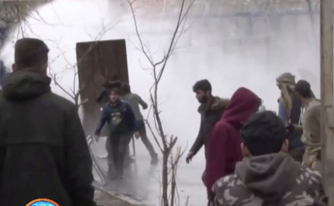 ตำรวจกรีซฉีดน้ำเข้าใส่ผู้อพยพที่ขว้างปาหิน