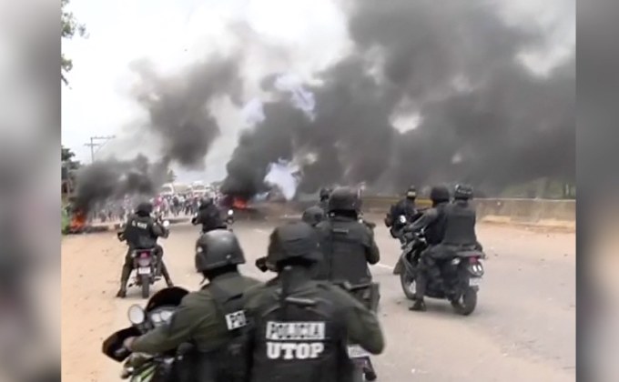 ตำรวจโบลิเวียบุกสลายการชุมนุมปิดถนน