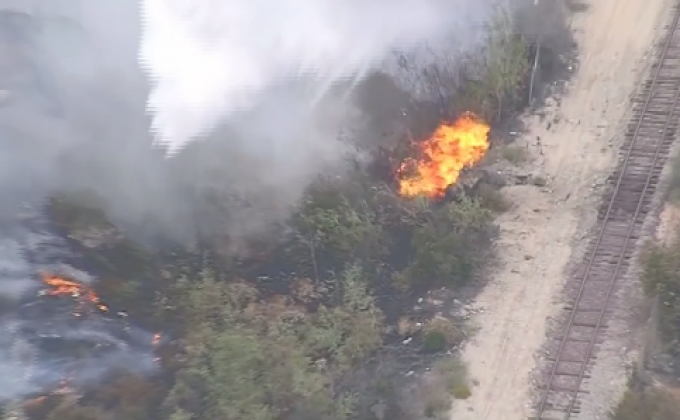 ​เกิดไฟป่าขึ้นใกล้กับทางด่วนในสหรัฐฯ