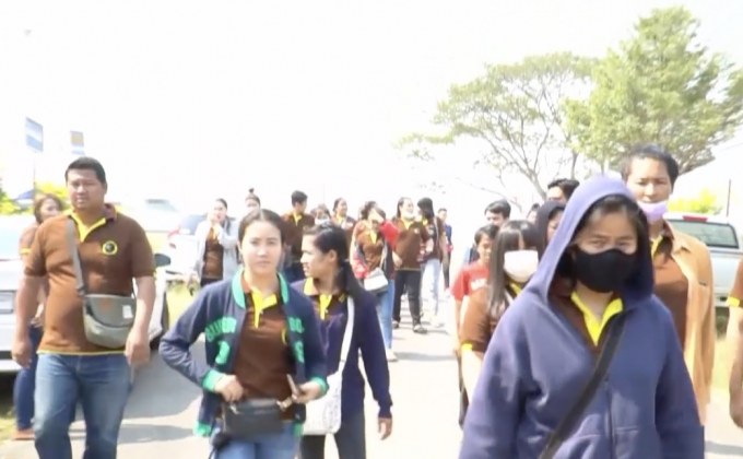 นร.อาชีวะนับร้อยร้องถูกลอยแพ หลังโรงเรียนปิดกิจการ