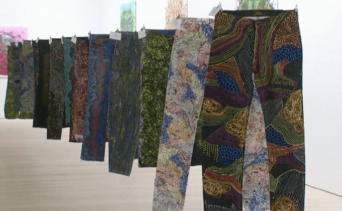 งานประมูลกางเกงยีนส์คนดังหาเงินช่วยผู้ลี้ภัย