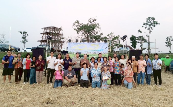 “ละเลงสีแฟร์” ครั้งแรกงานศิลป์บนผืนนา ที่ “สุ่มปลายักษ์” สุพรรณบุรี
