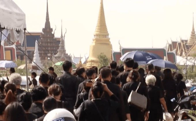 ประชาชนเข้าคิวรอถวายสักการะพระบรมศพ