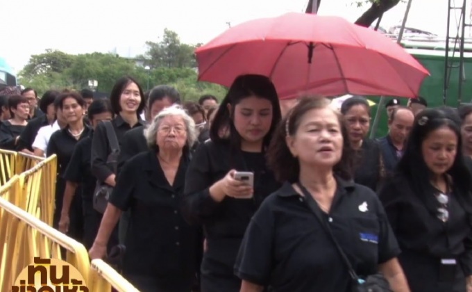 ประชาชนหลั่งไหลสักการะพระบรมศพ