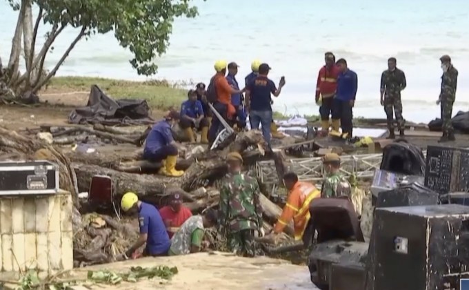 ยอดผู้เสียชีวิตสึนามิอินโดฯ พุ่งเกือบ 400