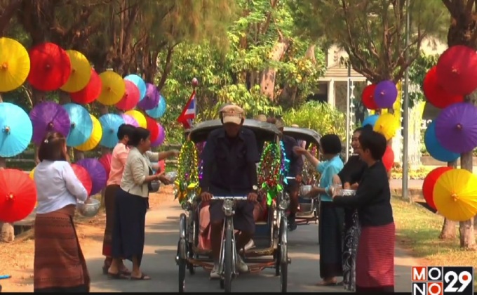 นั่งสามล้อ ผ่อดอกเอื้อง จวนแอ่วปี๋ใหม่เมือง